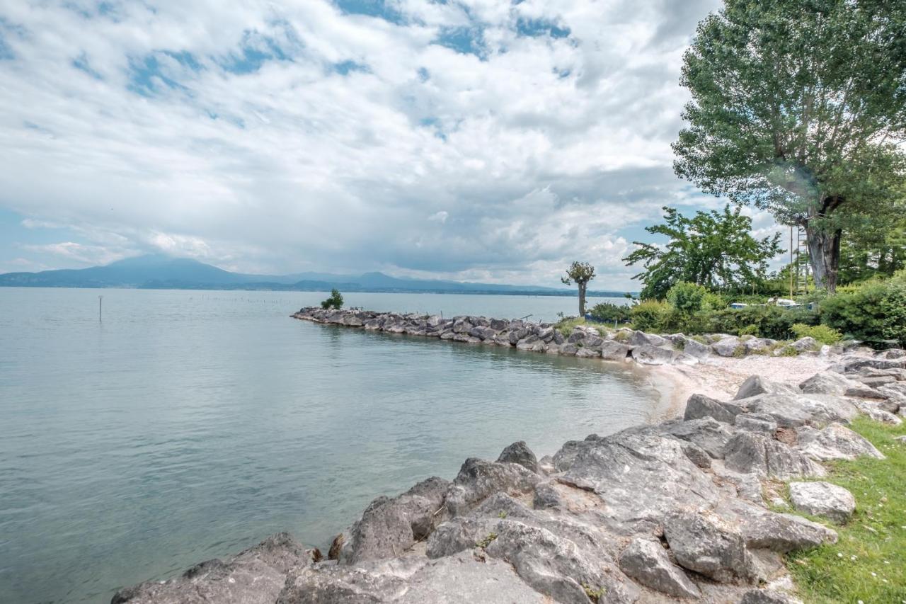 Da Laura - Monolocale Piano Terra Con Piscina Fronte Lago Sirmione Bagian luar foto