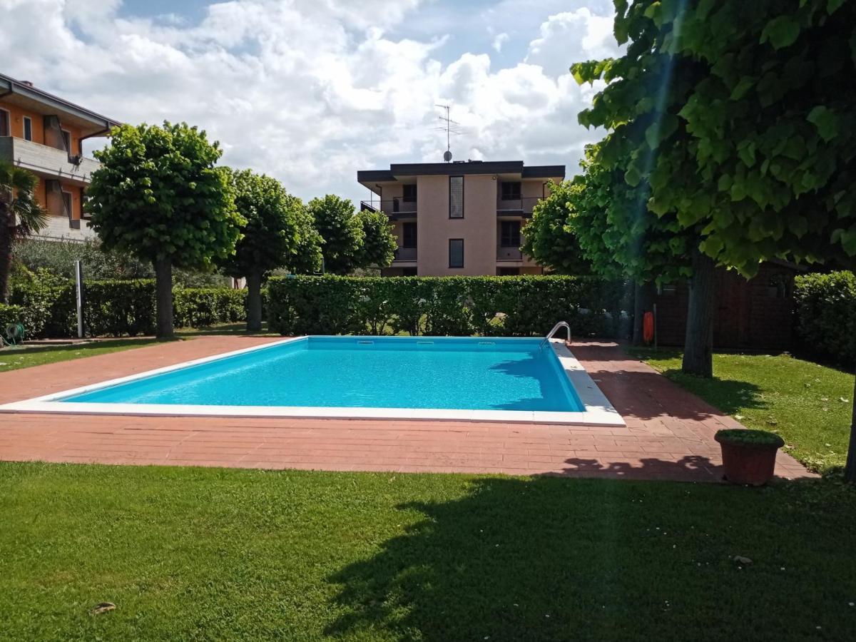 Da Laura - Monolocale Piano Terra Con Piscina Fronte Lago Sirmione Bagian luar foto