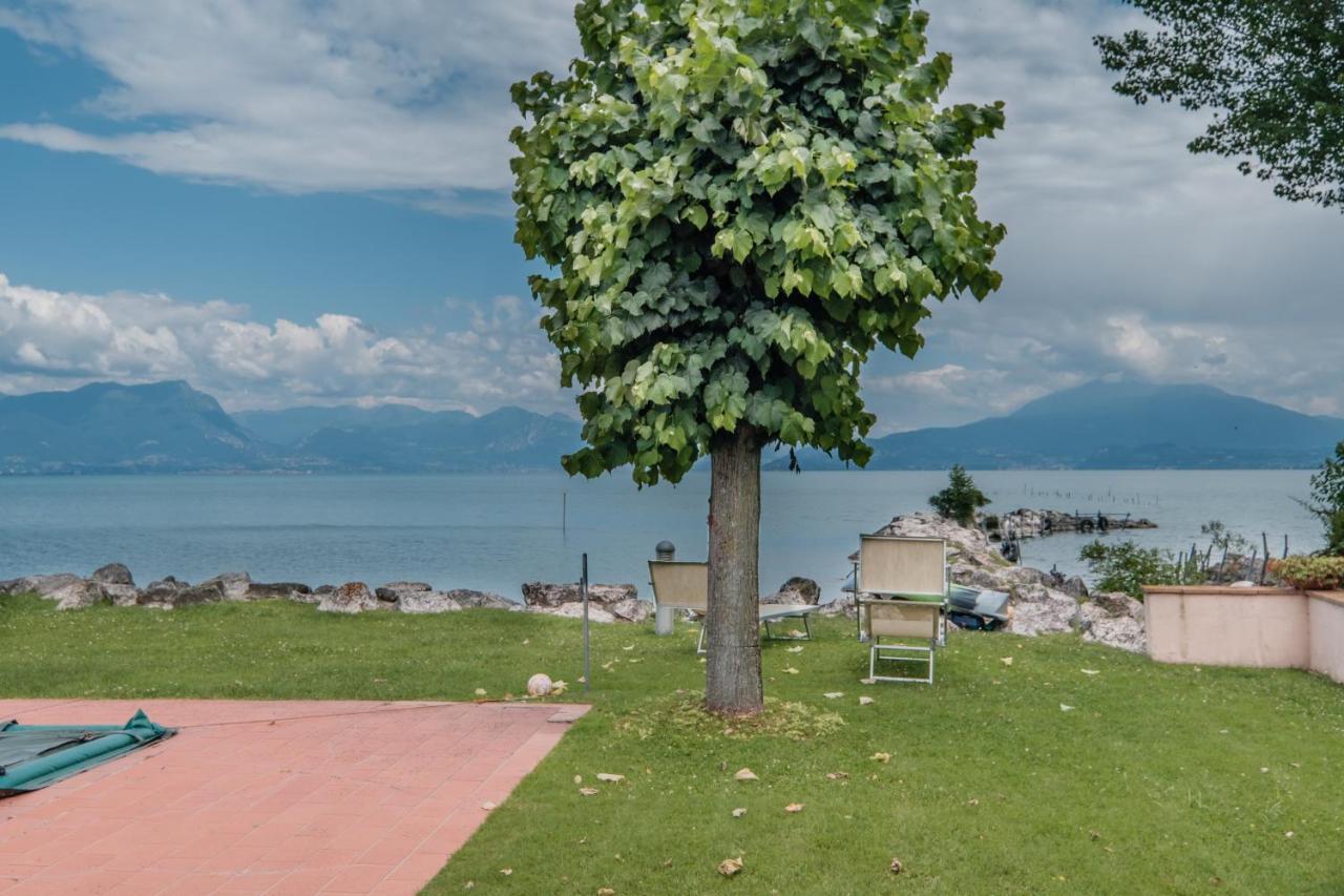 Da Laura - Monolocale Piano Terra Con Piscina Fronte Lago Sirmione Bagian luar foto